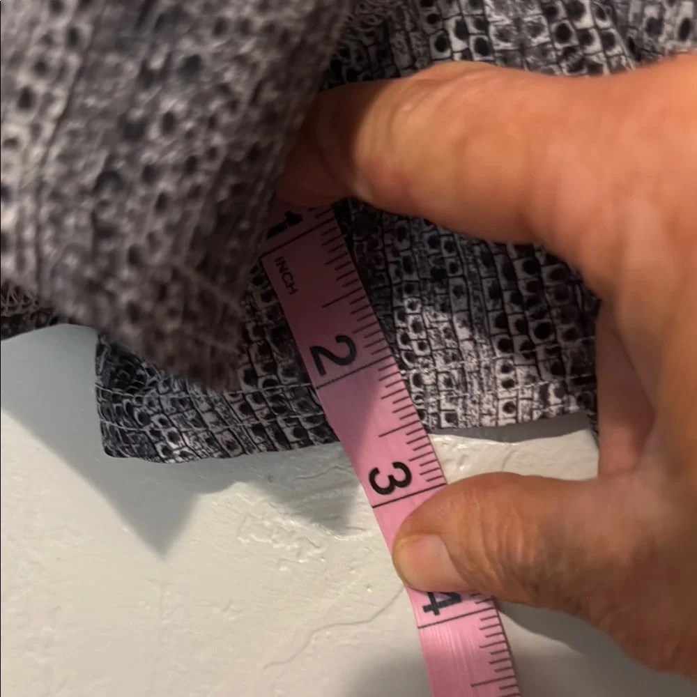 Vuori Women's Athletic Shorts in Black and Gray XSmall - Picture 4 of 8